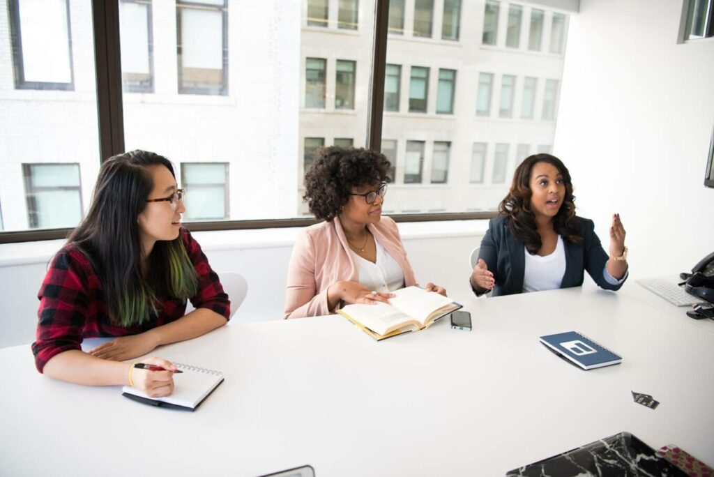 illustrate the hr management responsibilities of line and staff managers